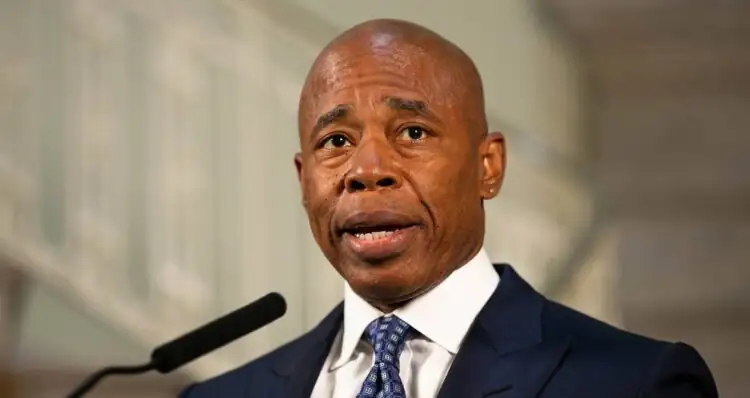 Le maire Adams admet que NYC a violé la loi pour abriter les demandeurs d&rsquo;asile face à l&rsquo;afflux de migrants￼