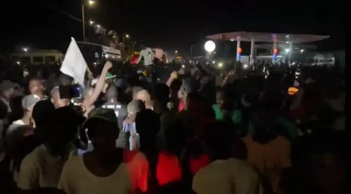 Ousmane Sonko  accueilli par une marée humaine