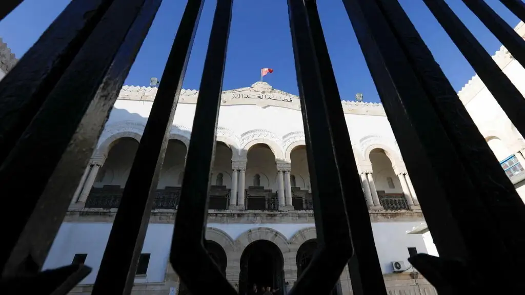 Tunisie: le tribunal administratif de Tunis suspend la révocation des 57 juges ordonnée par Kaïs Saïed