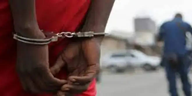 Le charlatan couche avec elle, récupère son sperme pour en faire un gris-gris…