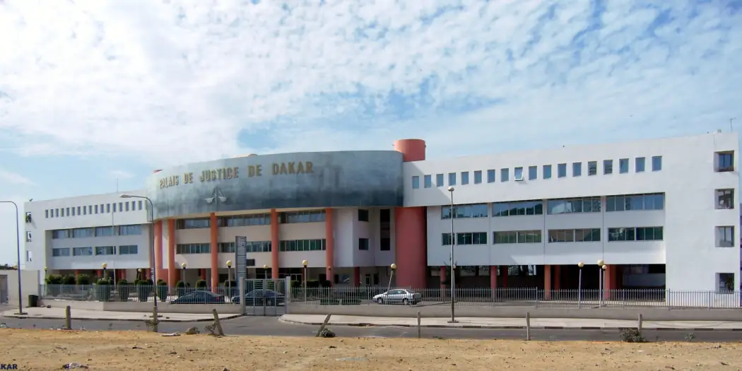 Un professeur traîné en justice pour avoir versé mensuellement une modique somme à son père