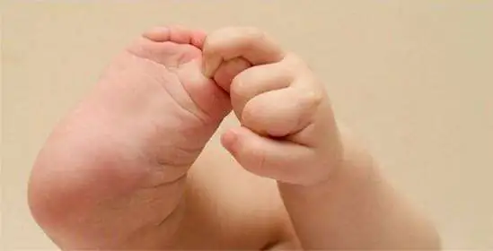 Une jeune fille de 21 ans accouche dans sa chambre et jette son bébé par la fenêtre