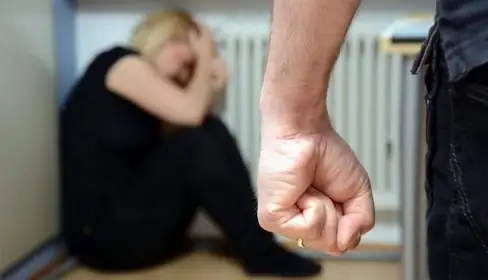 Nîmes : un enfant de 10 ans appelle la police parce que sa mère est frappée