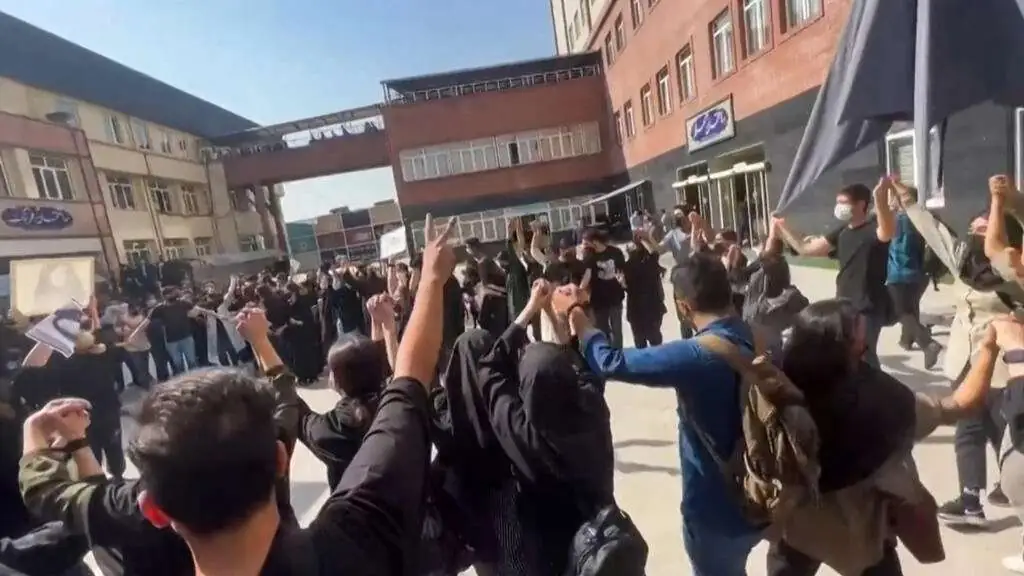 Iran: une nouvelle journée de manifestations, incendie à la prison d&rsquo;Evine