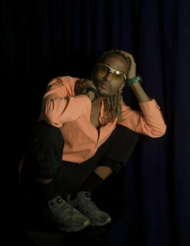 Bobby Kolade, le créateur ougandais qui transforme les fripes pour les revendre à l’Occident