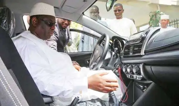 Achat de voitures de fonction : Macky met le frein