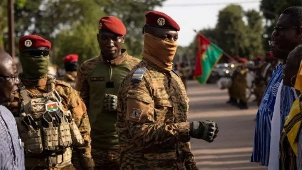 Burkina: le président de la transition, le capitaine Traoré, réorganise les forces armées