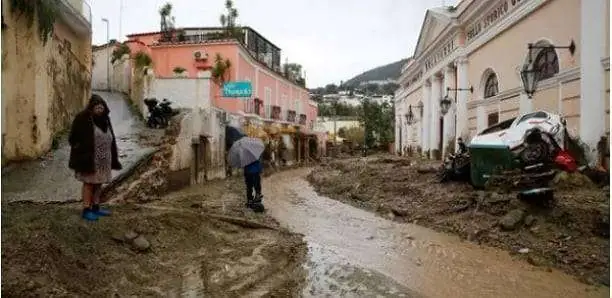 Glissement de terrain sur l&rsquo;île d&rsquo;Ischia: une dizaine de disparus, les recherches se poursuivent