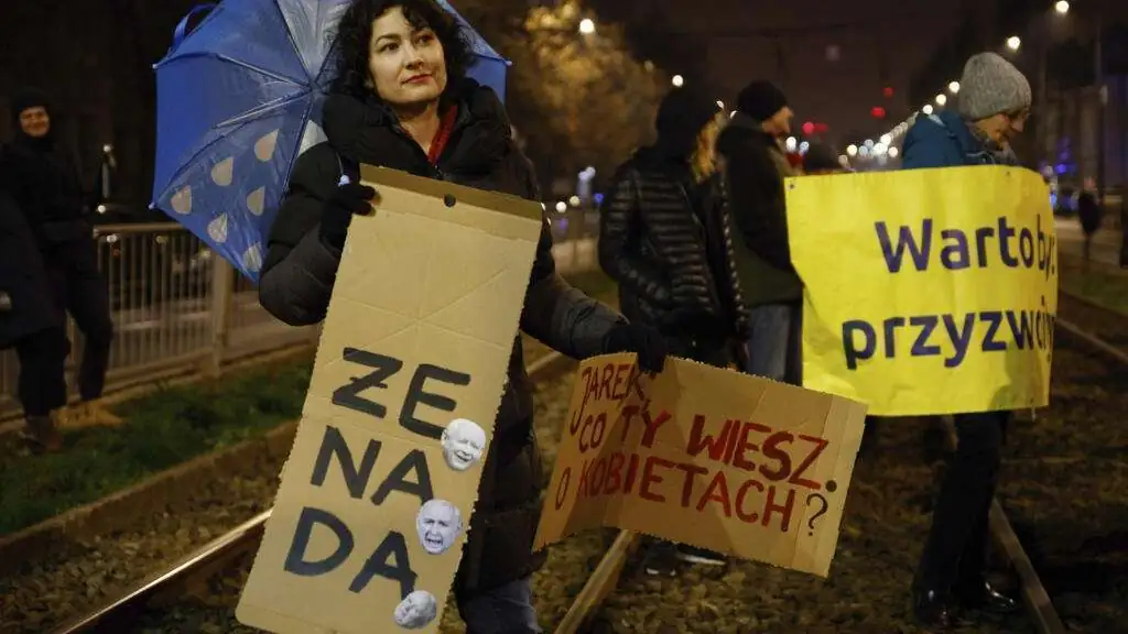 Pologne: manifestation de femmes devant le domicile de Jaroslaw Kaczynski