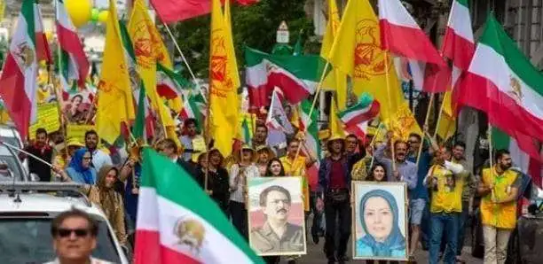 Iran: limogeage d&rsquo;un directeur de banque pour avoir servi une femme sans voile