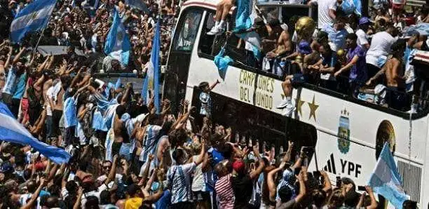 Argentine: Une femme sort nue dans la rue pour célébrer le retour des champions du monde