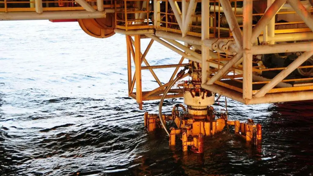 Pétrole russe: à Moscou, des réactions en demi-teinte face au plafonnement du prix du baril à 60 dollars