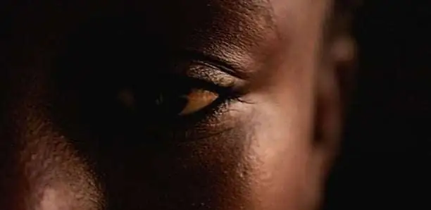 Mbour : le maçon tente de violer la fille de son ami, sa victime s’agrippe à ses parties intimes