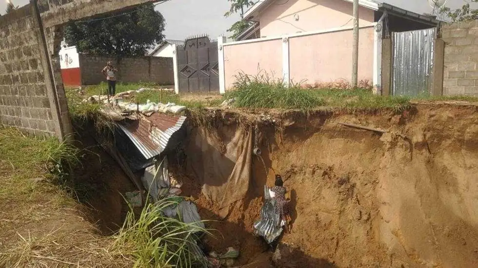 Congo-B: les éboulements causés par les pluies sur le point d’engloutir une école
