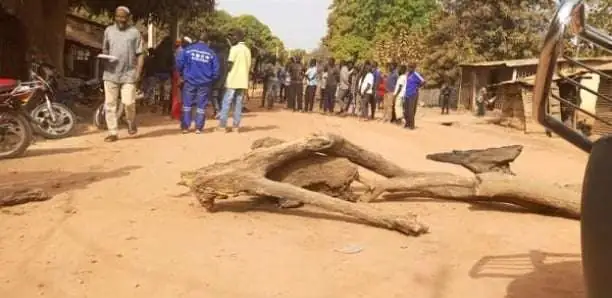 Ziguinchor : Les jeunes de Tobor barrent la principale route de la localité pour son bitumage