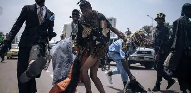 Les dandys « sapeurs » font leur show à Kinshasa
