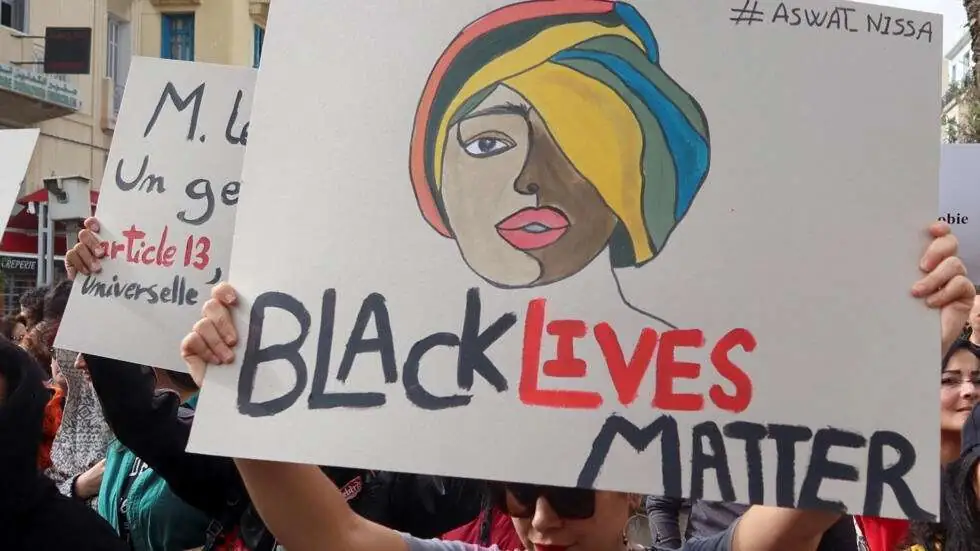 Dans un contexte tendu, certains Tunisiens viennent en aide aux migrants subsahariens