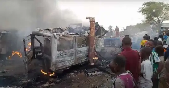 Violent incendie au camp de garde de Pikine : des camions frigos consumés, un garage mécanique dévasté (vidéo)