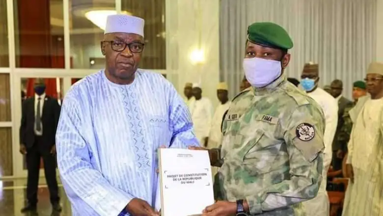 Constitution : le document final remis au président de la transition