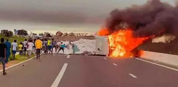 Axe Touba-Dahra :Un bus prend feu en pleine circulation.
