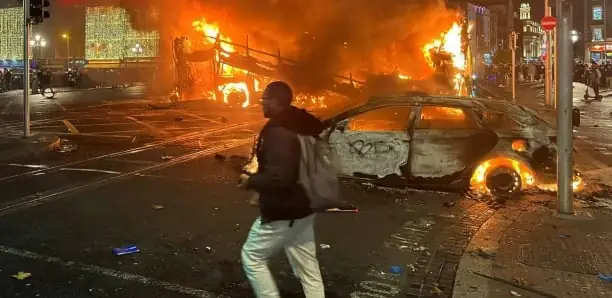 Irlande : Violences xénophobes après une attaque au couteau qui a fait cinq blessés