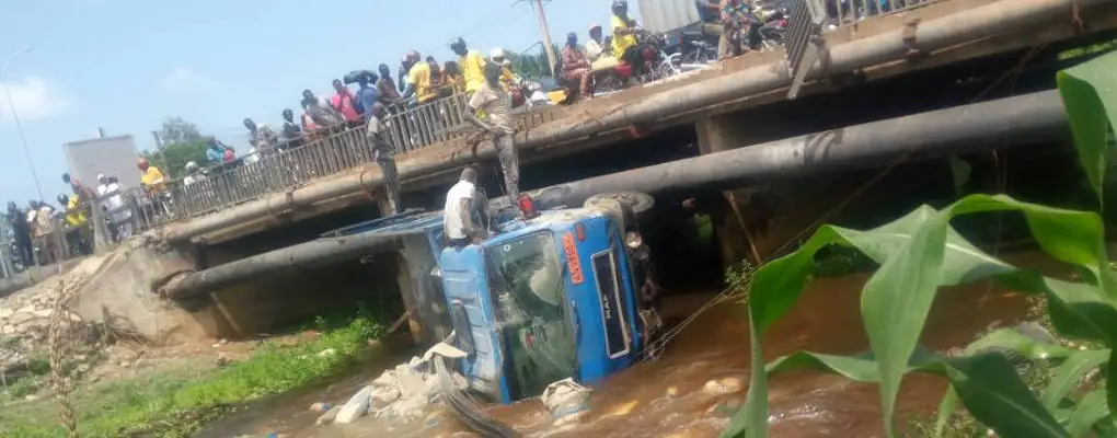 Kédougou : Un camion finit sa course sous un pont, le chauffeur coincé