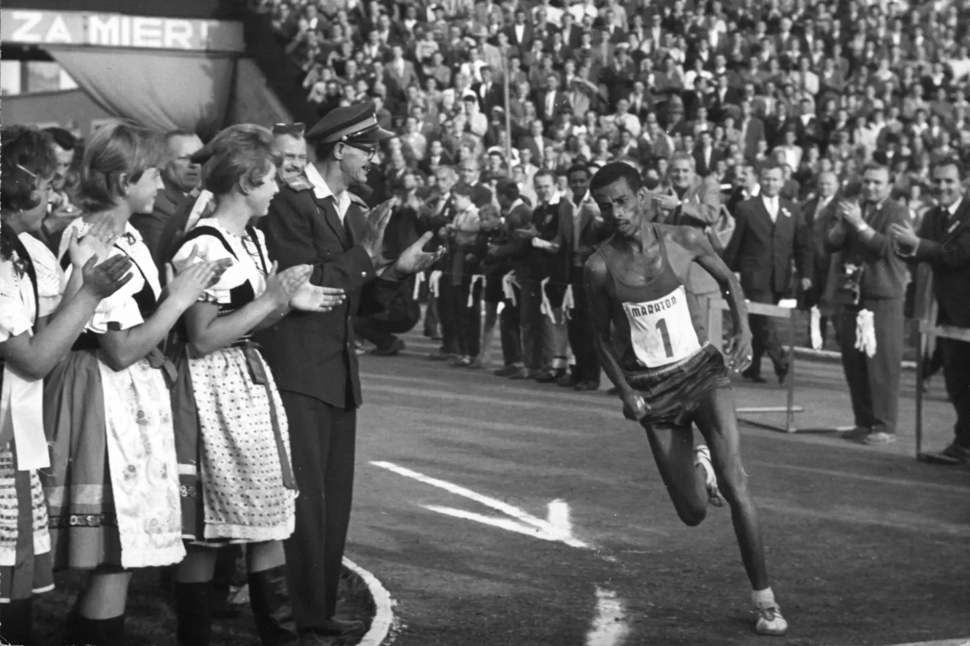 L&rsquo;histoire tragique d&rsquo;Abebe Bikila, le marathonien qui a perdu ses jambes à 36 ans