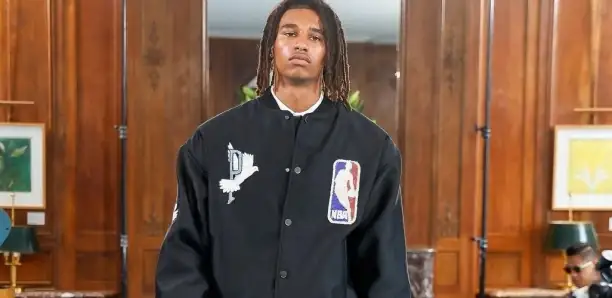 Tidiane Sy, fils d’Omar Sy, fait ses débuts comme mannequin à la Fashion Week de Paris