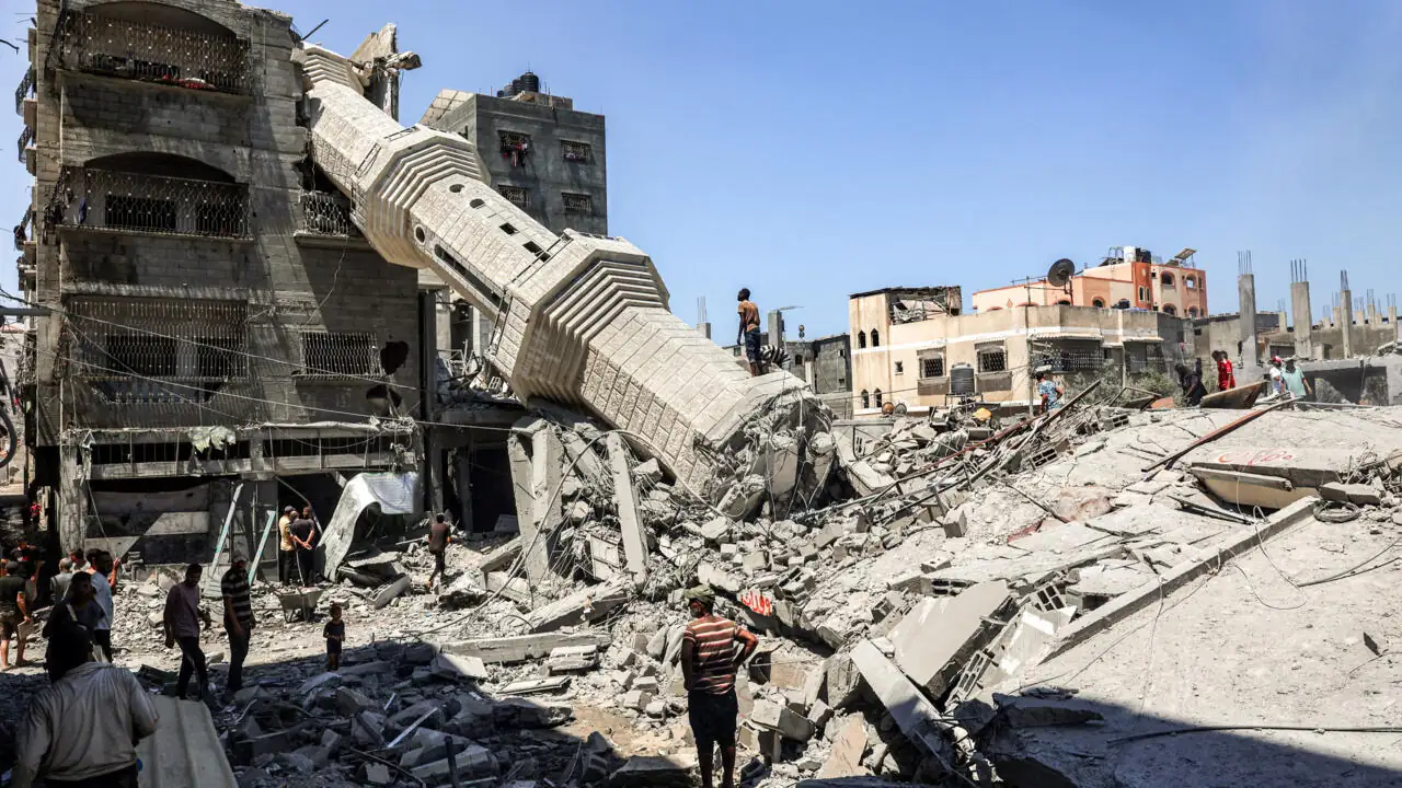 Les Gazaouis désespérés après la frappe d’Israël contre le camp de Nuseirat et des centres de soins