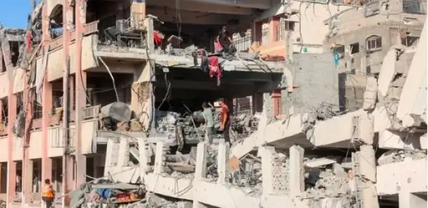 La Défense civile de Gaza annonce qu&rsquo;une frappe israélienne sur une école a fait au moins 17 morts