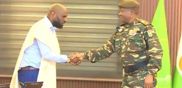 Kemi Seba : Déchu de sa nationalité française, le général Tiani lui accorde un passeport diplomatique