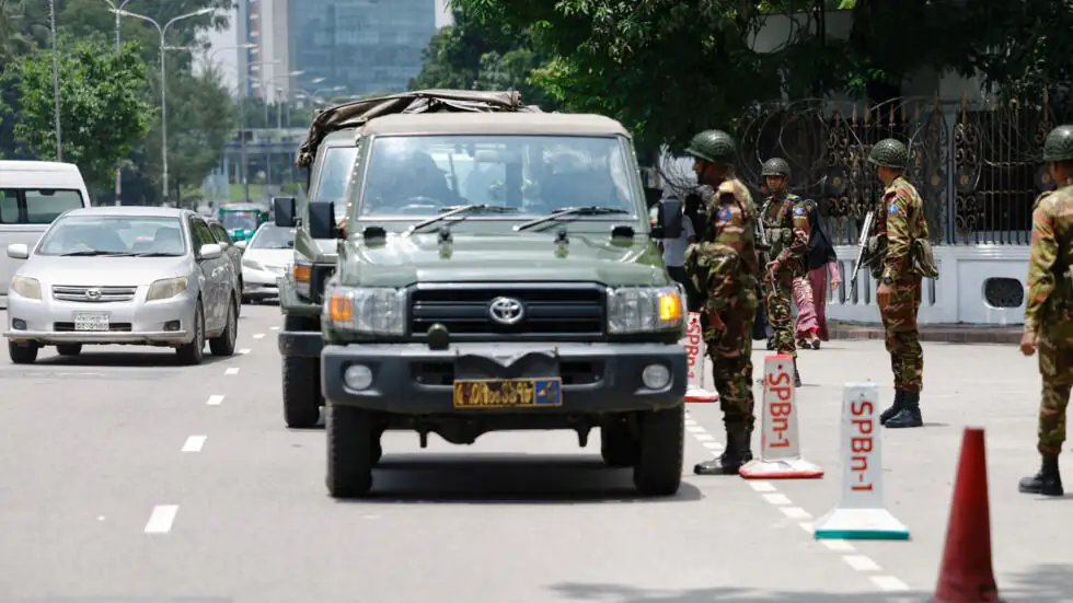 Bangladesh: face à l&rsquo;absence de la police, Muhammad Yunus, arrivé à Dacca, appelle à l&rsquo;apaisement