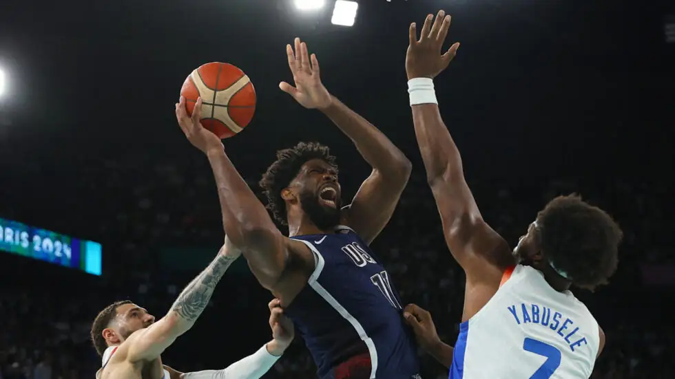 JO 2024: l’équipe de France de basket en argent après sa défaite contre les États-Unis