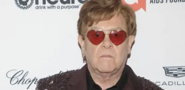 « La seule chose qui me reste, c&rsquo;est ma hanche gauche » : Le chanteur Elton John évoque ses ennuis de santé