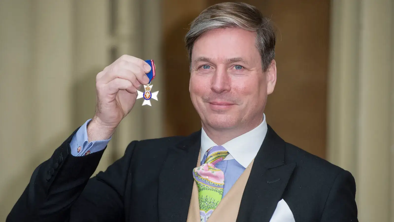 Reine Elizabeth II : les confidences du couturier royal Stewart Parvin, qui célèbre 30 ans de carrière