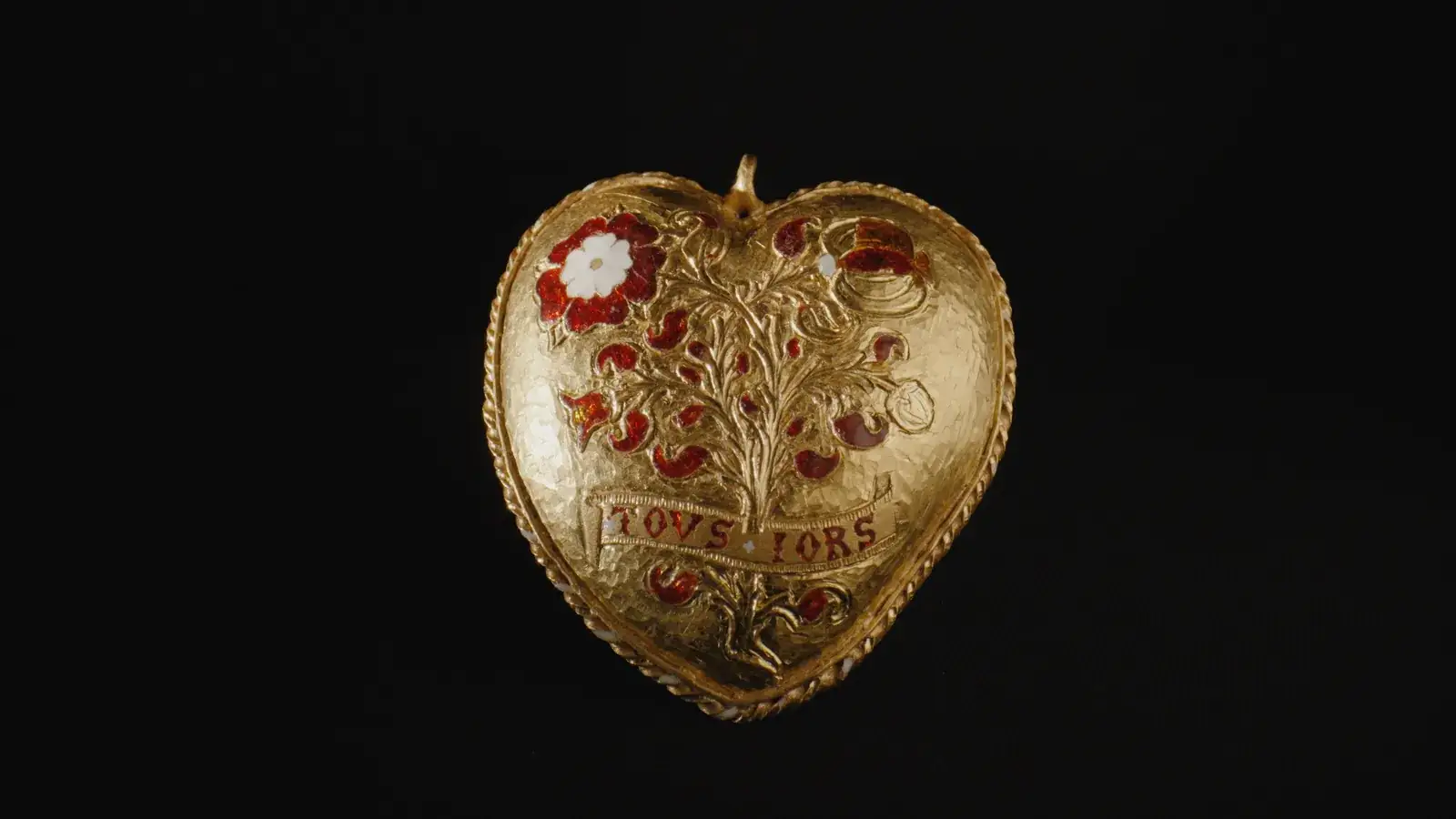 Un pendentif retrouvé grâce à un détecteur de métal pourrait réécrire l’histoire d’amour entre Henri VIII et Catherine d’Aragon