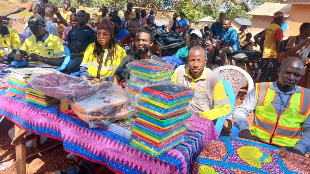 Mandiana: la Société des Mines de Mandiana fait un don de kits scolaires aux élèves des localités impactées par le projet