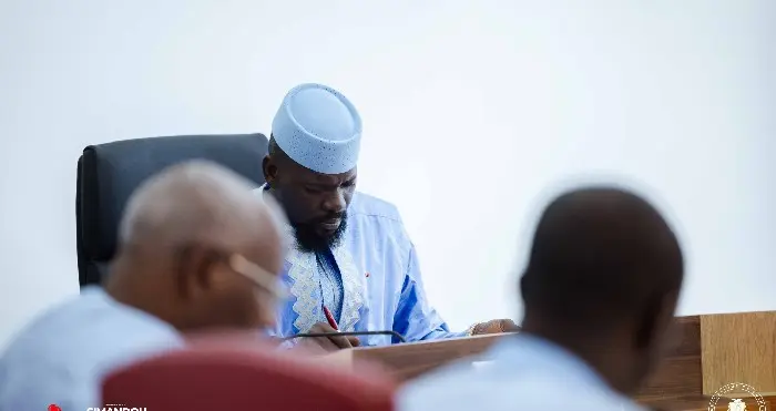 Énergie: Le président Mamadi Doumbouya promulgue la loi pour la construction de trois microcentrales