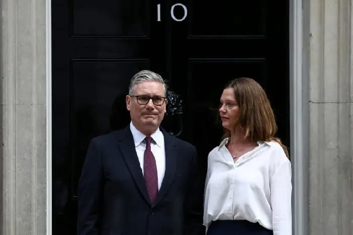Séisme politique à Londres : Keir Starmer démissionne, la voie s’ouvre pour Andy Burnham