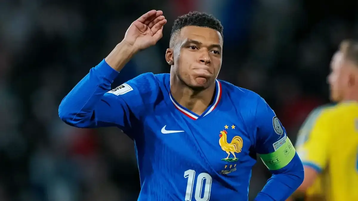 Mondial 2026: Mbappé traité de Mobutu pour avoir tendu son brassard à l&rsquo;arbitre