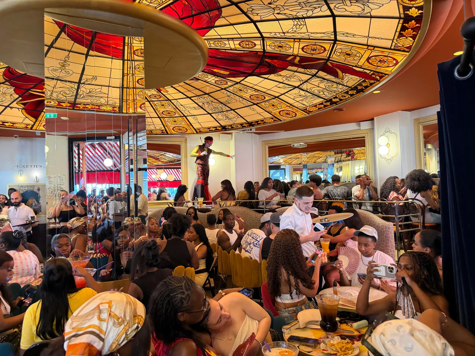 La brasserie Le Cardinal, prise d&rsquo;assaut par les londoniens lors de la Fête de la musique : « On était préparés »