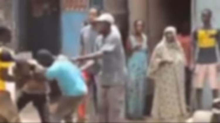 Amadou Der surprend sa 4e épouse en pleins ébats avec son neveu, il craque et décide de…